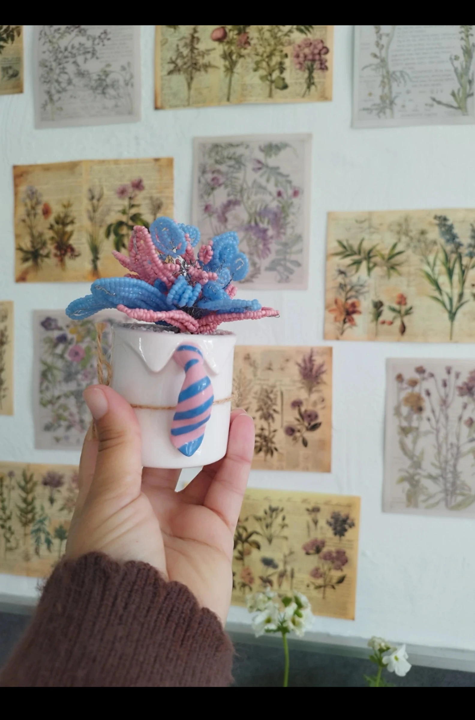 Fleurs en perles bleues et rose